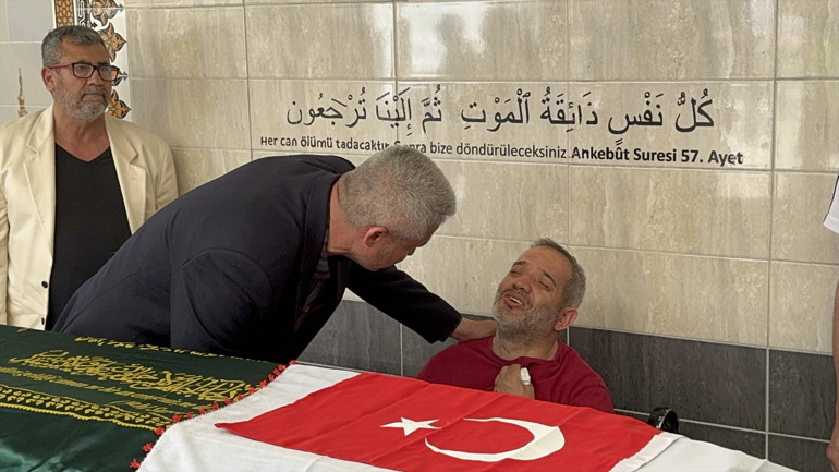 Düzcede kahreden ölüm Okulda arkadaşlarıyla hamburger yeme yarışına giren Eftelya hayatını kaybetti... Acı veda