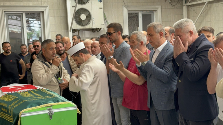 Düzcede kahreden ölüm Okulda arkadaşlarıyla hamburger yeme yarışına giren Eftelya hayatını kaybetti... Acı veda