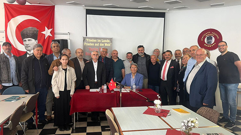 Yeni parti hakkında ipuçları verdi