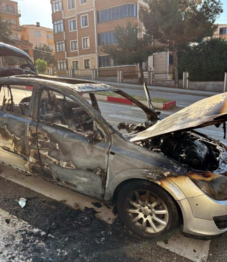 Seyir halindeyken yanan otomobil küle döndü