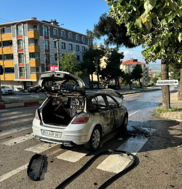 Seyir halindeyken yanan otomobil küle döndü