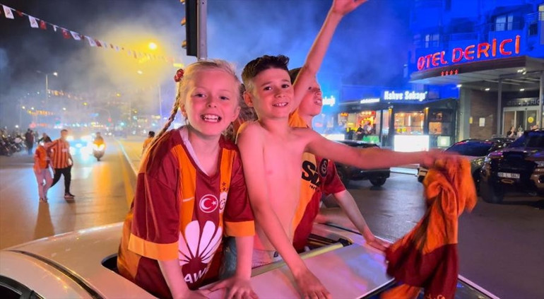 Galatasaray ve Beşiktaşlı taraftarlar şampiyonluğu birlikte kutladı İlginç anlar, Fenerbahçeli taraftarlar...