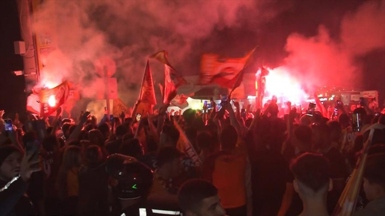 Galatasaray ve Beşiktaşlı taraftarlar şampiyonluğu birlikte kutladı İlginç anlar, Fenerbahçeli taraftarlar...