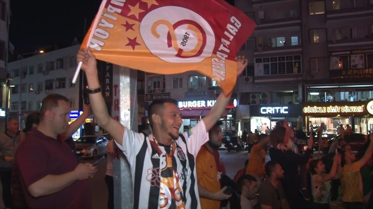 Galatasaray ve Beşiktaşlı taraftarlar şampiyonluğu birlikte kutladı İlginç anlar, Fenerbahçeli taraftarlar...