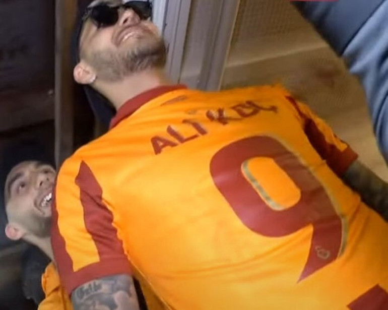 Mauro Icardi, Ali Koç forması giydi Şampiyonluk kutlamasında Dries Mertensin eşini ağlatan olay