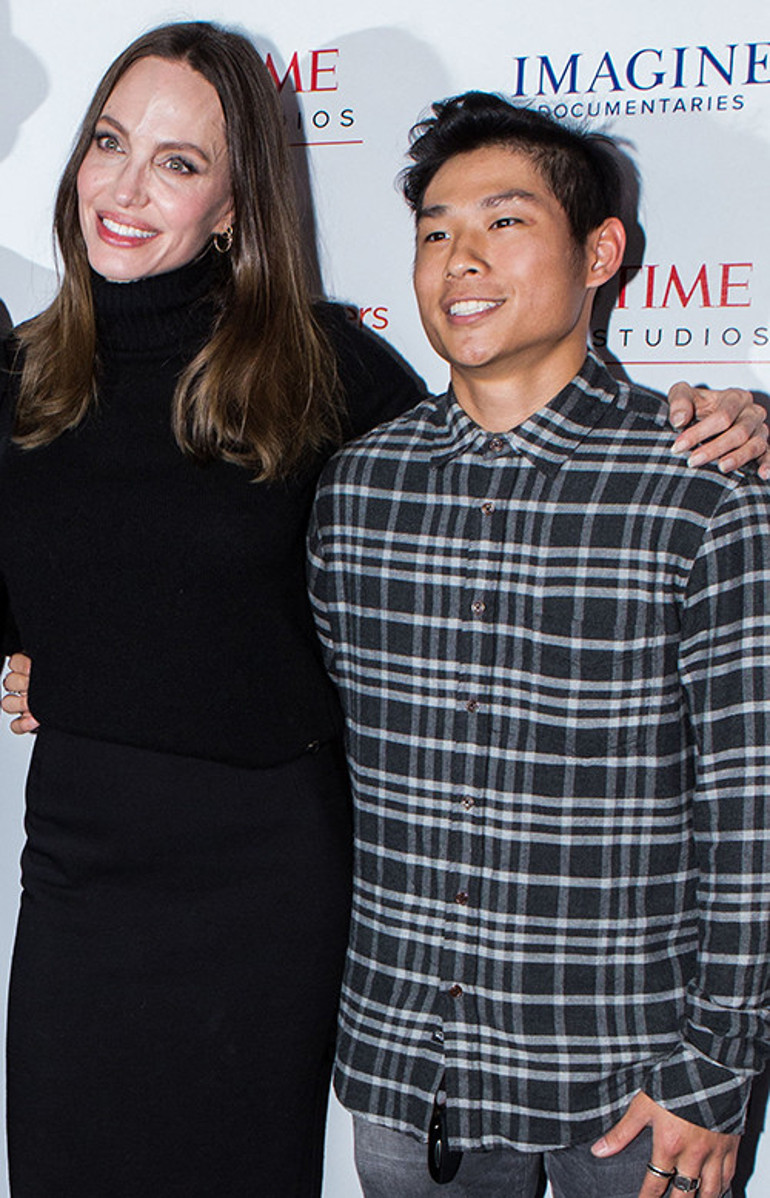 Evlatlık çocukları derken Brad Pitt bu kez kendi canından, kanından, öz kızından darbe yedi Yakışıklılık hiçbir derdine derman değil....