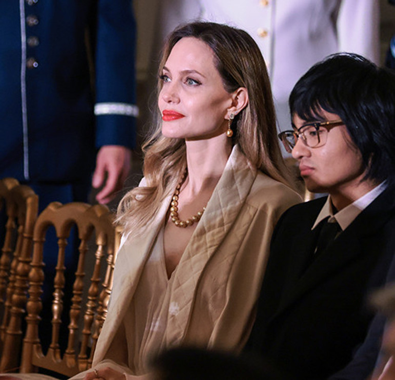 Evlatlık çocukları derken Brad Pitt bu kez kendi canından, kanından, öz kızından darbe yedi Yakışıklılık hiçbir derdine derman değil....