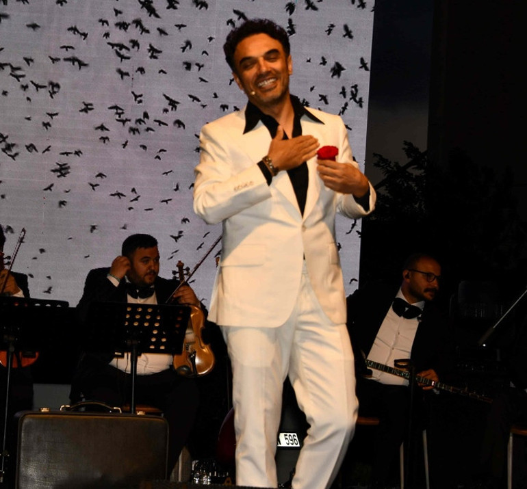 Garip bir hüzün doluyor içime