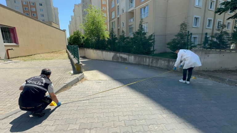 Konuşmak için buluştuğu boşanma aşamasındaki eşini silahla vurdu