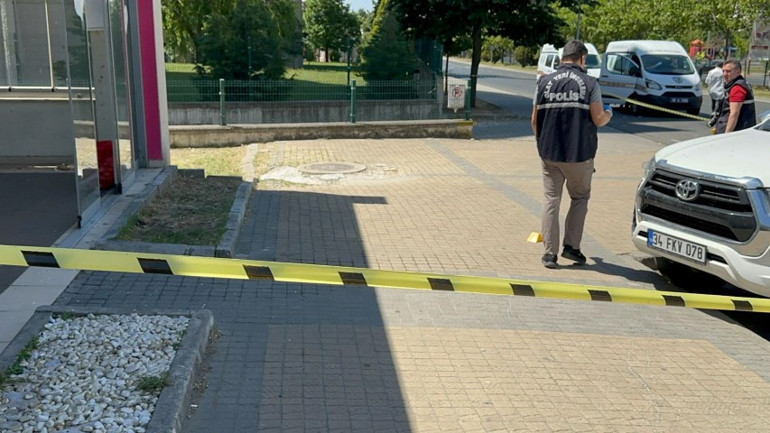 Konuşmak için buluştuğu boşanma aşamasındaki eşini silahla vurdu