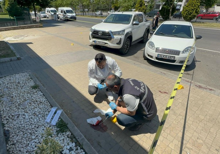 Konuşmak için buluştuğu boşanma aşamasındaki eşini silahla vurdu