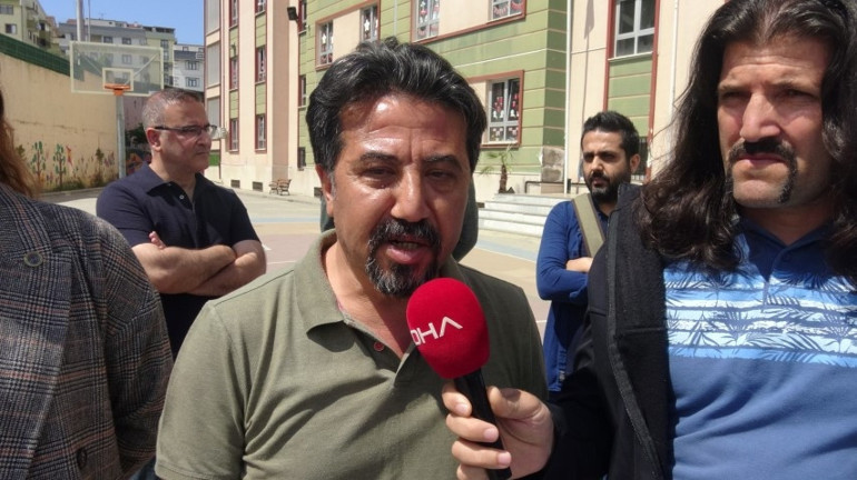 Veli dehşeti kamerada: Sınıfı basıp çocuğuna saldıran öğrenciyi aradı, öğretmenin üzerine yürüdü
