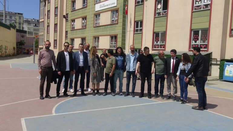 Veli dehşeti kamerada: Sınıfı basıp çocuğuna saldıran öğrenciyi aradı, öğretmenin üzerine yürüdü