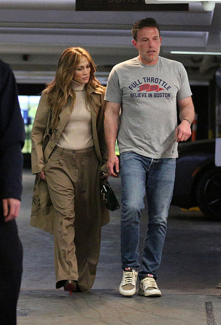 Bu üçlü arasında işler karışık... Birine aşık oldu, diğerine evlenme teklif etti... Keşke gerçekten seveni elinden kaçırmasaydı