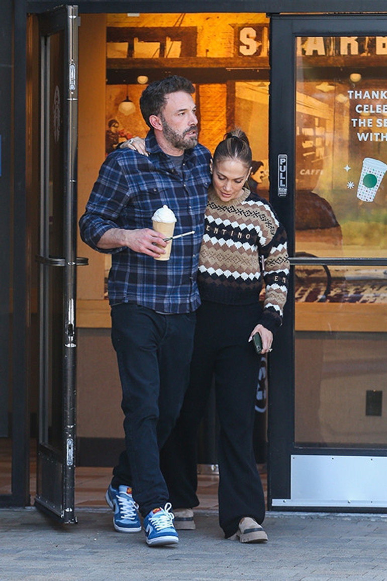 Bu üçlü arasında işler karışık... Birine aşık oldu, diğerine evlenme teklif etti... Keşke gerçekten seveni elinden kaçırmasaydı