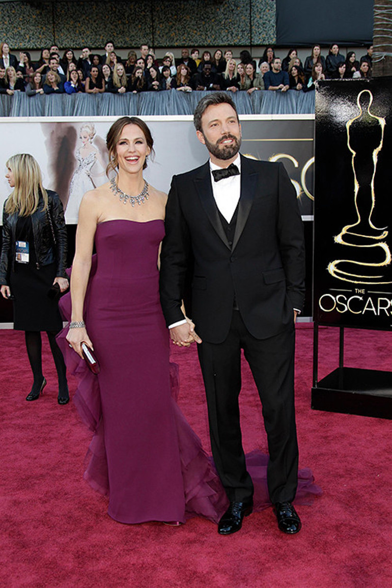 Bu üçlü arasında işler karışık... Birine aşık oldu, diğerine evlenme teklif etti... Keşke gerçekten seveni elinden kaçırmasaydı