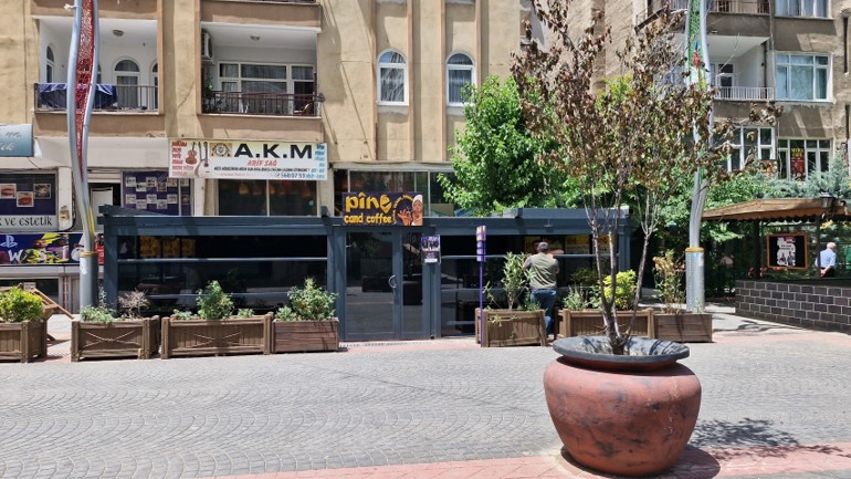 Diyarbakırda kafe sahibinden tepki çeken Kürtçe uygulaması: Gözaltına alındı