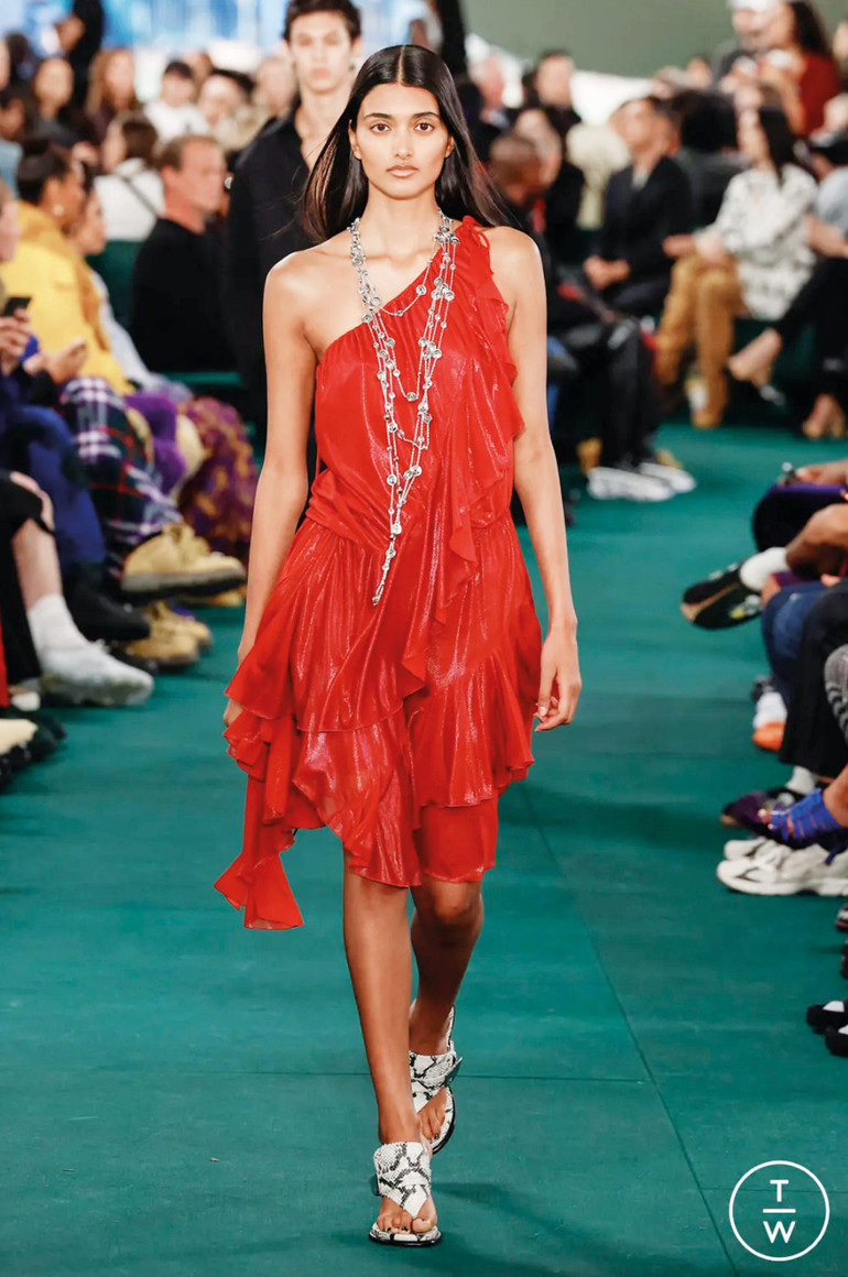 Kırmızı, beyaz; transparan ya da babydoll elbise... Tek parça yeter