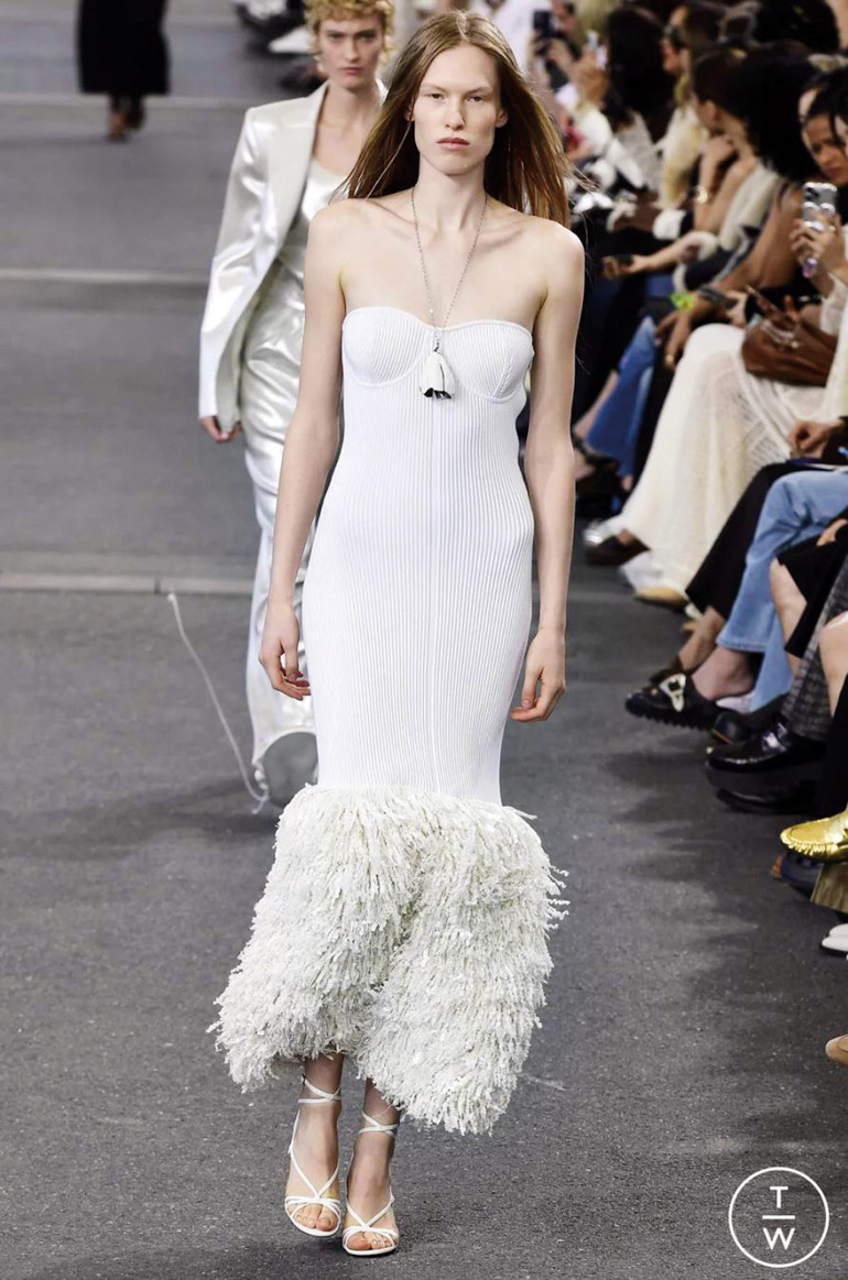 Kırmızı, beyaz; transparan ya da babydoll elbise... Tek parça yeter