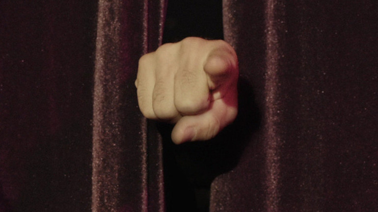 Herkes gizemli parmağın peşine düştü