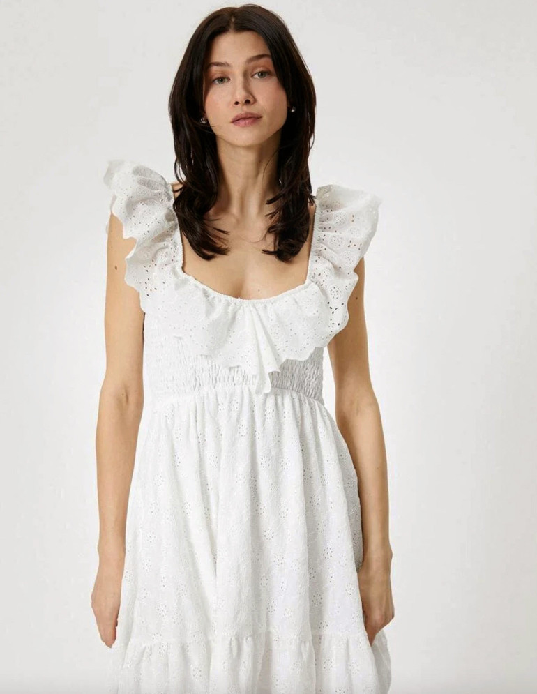 Kırmızı, beyaz; transparan ya da babydoll elbise... Tek parça yeter