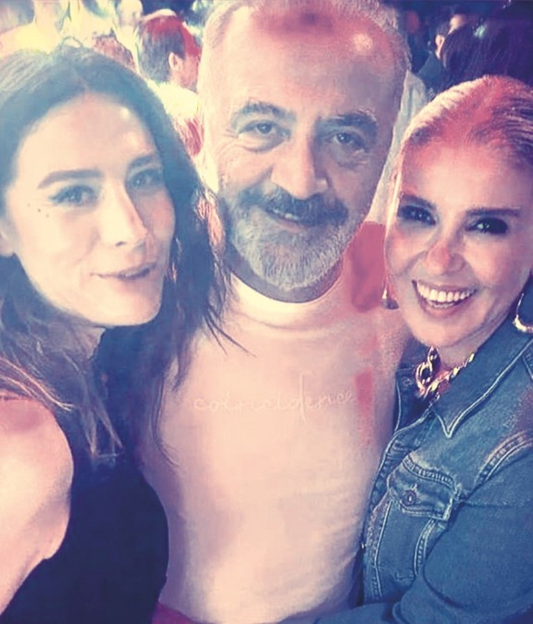 Belçim Bilgin, Yılmaz Erdoğan ve Gülben Ergenden doğum günü pozu