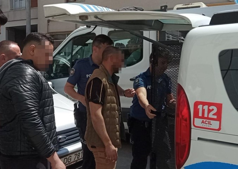 Yasak aşkı komşular haber verdi Eve gelen adam cinnet geçirdi, yakaladığı şahıs iç çamaşırıyla balkondan atladı