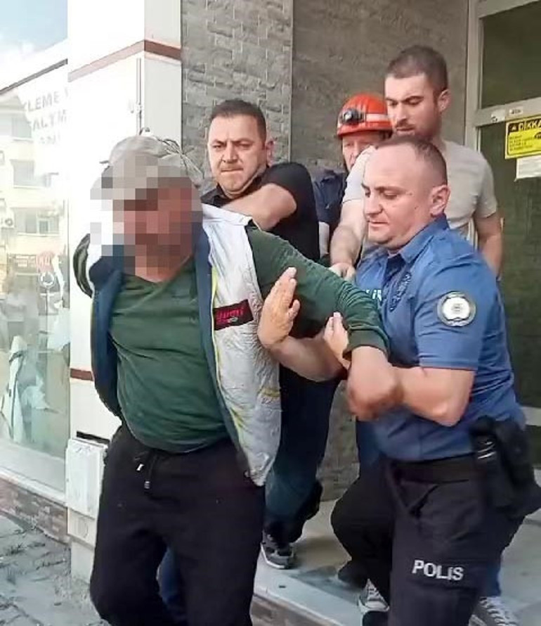Yasak aşkı komşular haber verdi Eve gelen adam cinnet geçirdi, yakaladığı şahıs iç çamaşırıyla balkondan atladı