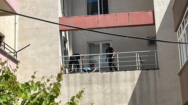 Yasak aşkı komşular haber verdi Eve gelen adam cinnet geçirdi, yakaladığı şahıs iç çamaşırıyla balkondan atladı
