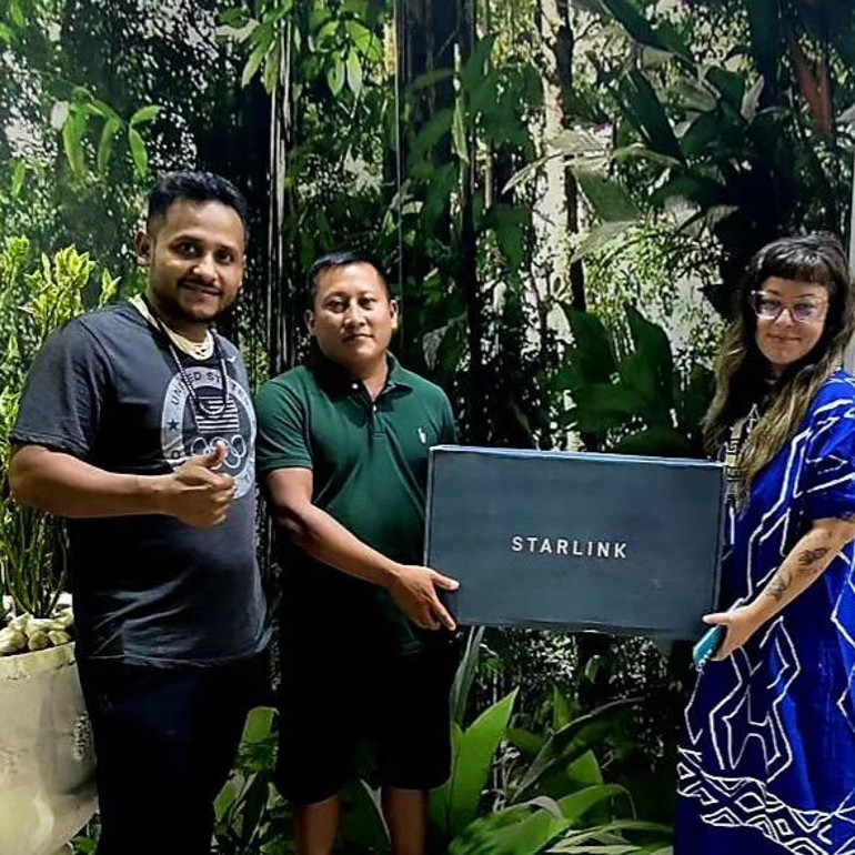 Hayatlarında ilk kez internetleri olmuştu… Medeniyetten uzak yaşayan kabile ‘online’ olmaktan memnun değil… ‘Halkımız tembel oldu’