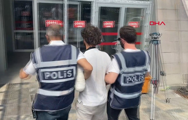 Alkol alıp girdiği camilerde Kuran-ı Kerimlere zarar verdi... Gözaltına alındı