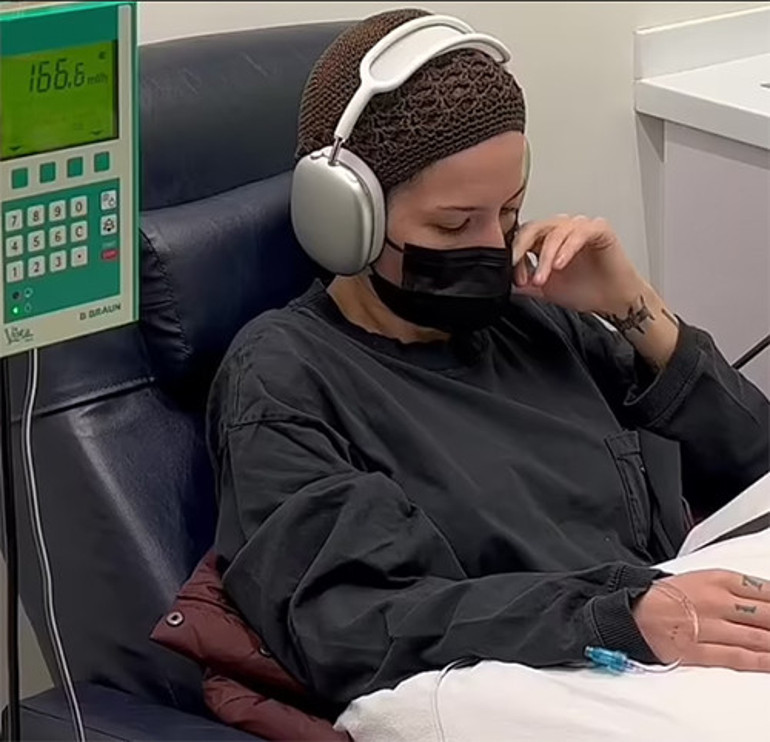 Ünlü şarkıcı sosyal medyadan duyurdu... Meğer sessizce lösemiye karşı savaş veriyormuş