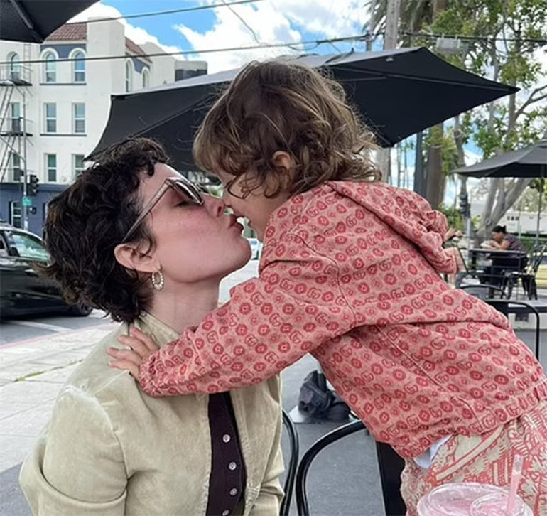 Ünlü şarkıcı sosyal medyadan duyurdu... Meğer sessizce lösemiye karşı savaş veriyormuş