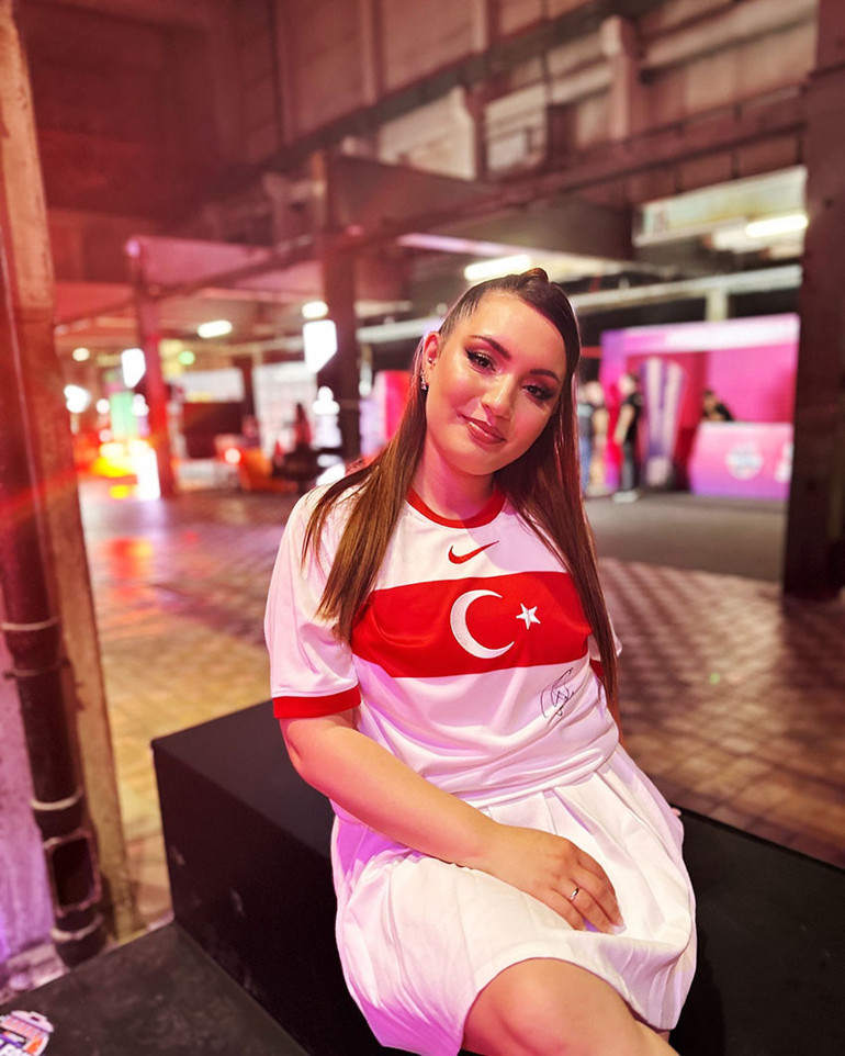 Milli takıma özel şarkı yaptı