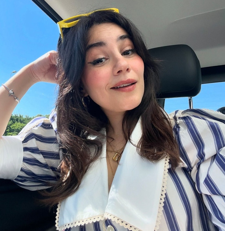 O Türkiye’nin en ünlü kadın oyuncularından... Gülüşü de bakışı da hiç değişmedi