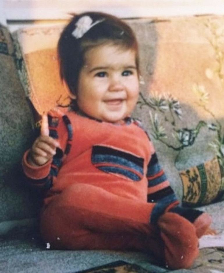 O Türkiye’nin en ünlü kadın oyuncularından... Gülüşü de bakışı da hiç değişmedi