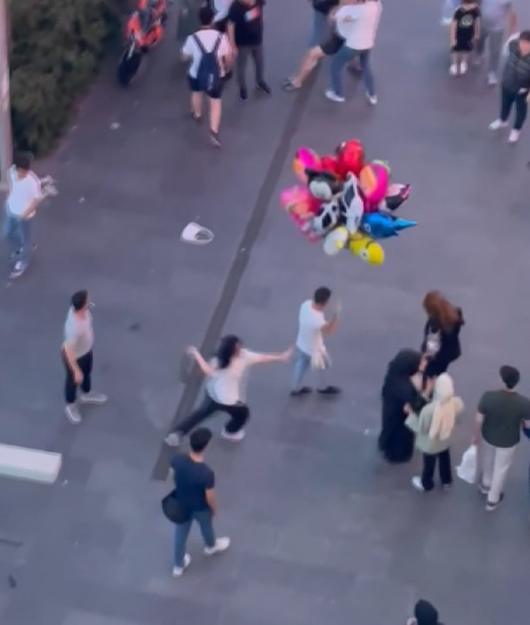 Kadınların kavgasına yakınları da dahil oldu Ortalık savaş alanına döndü