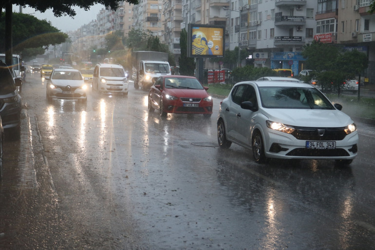 Antalyada yağmur ve fırtına... Tramvay seferleri aksadı, havalimanında uçuşlar durduruldu