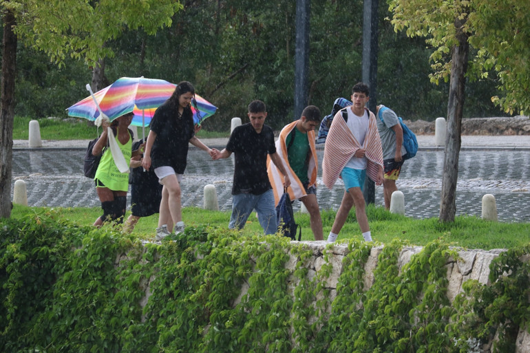 Antalyada yağmur ve fırtına... Tramvay seferleri aksadı, havalimanında uçuşlar durduruldu