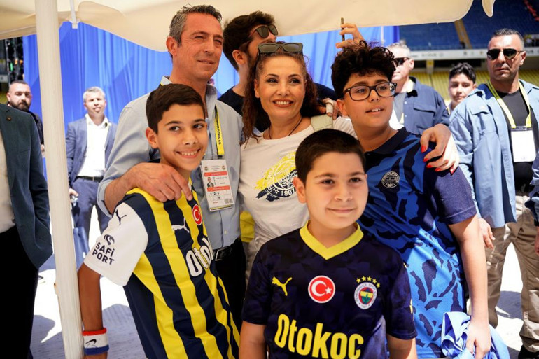 Fenerbahçe kongresinde Ali Koç ve Aziz Yıldırıma büyük ilgi