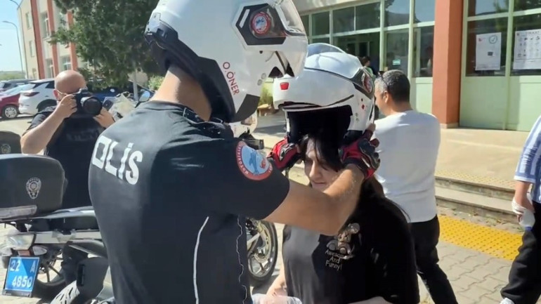 Bu sınavda da manzara değişmedi... Kimini polis kimini zabıta yetiştirdi; kimliğini unutan öğrenci gözyaşlarına boğuldu