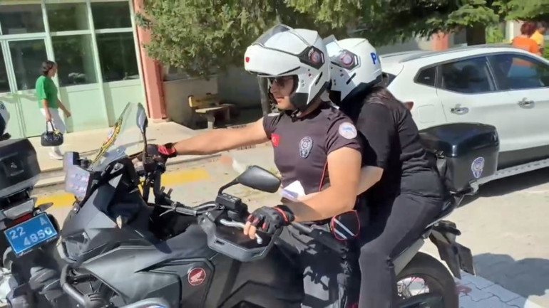 Bu sınavda da manzara değişmedi... Kimini polis kimini zabıta yetiştirdi; kimliğini unutan öğrenci gözyaşlarına boğuldu