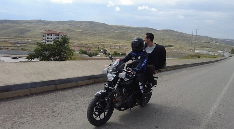 Bu sınavda da manzara değişmedi... Kimini polis kimini zabıta yetiştirdi; kimliğini unutan öğrenci gözyaşlarına boğuldu