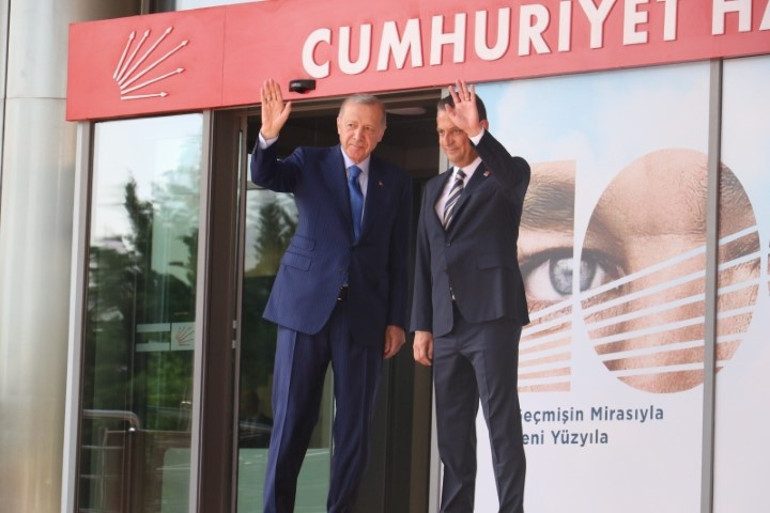 Son dakika haberi: Cumhurbaşkanı Erdoğandan CHPye ziyaret... Erdoğan, Özgür Özel ile görüştü: AK Partiden ilk açıklama