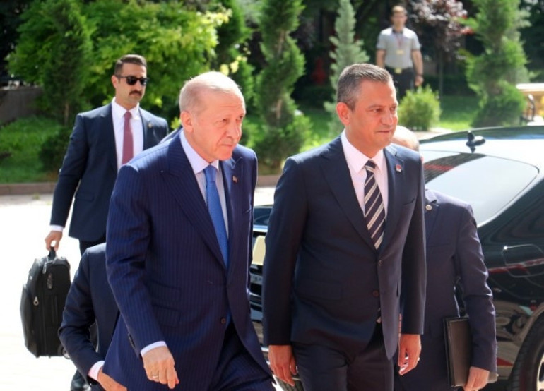 Son dakika haberi: Cumhurbaşkanı Erdoğandan CHPye ziyaret... Erdoğan, Özgür Özel ile görüştü: AK Partiden ilk açıklama