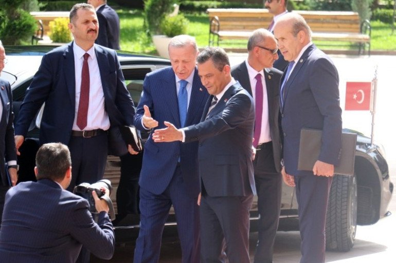 Son dakika haberi: Cumhurbaşkanı Erdoğandan CHPye ziyaret... Erdoğan, Özgür Özel ile görüştü: AK Partiden ilk açıklama