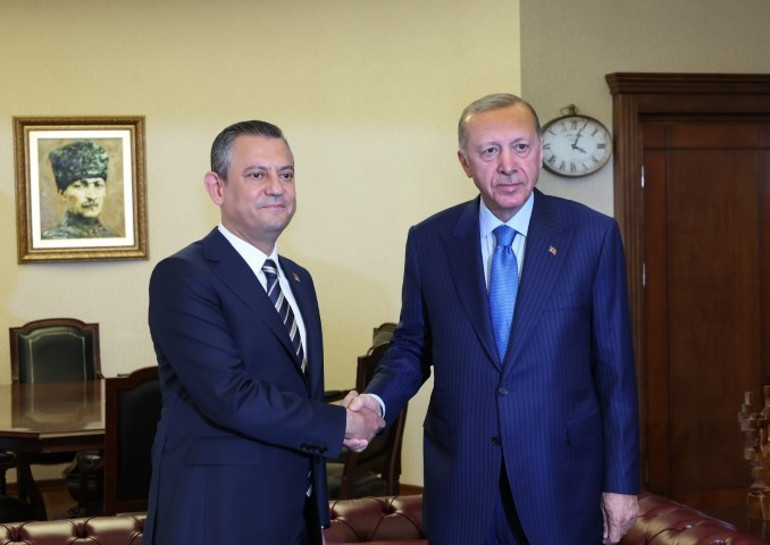 Son dakika haberi: Cumhurbaşkanı Erdoğandan CHPye ziyaret... Erdoğan, Özgür Özel ile görüştü: AK Partiden ilk açıklama