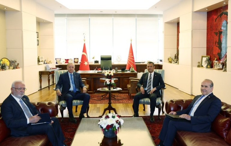 Son dakika haberi: Cumhurbaşkanı Erdoğandan CHPye ziyaret... Erdoğan, Özgür Özel ile görüştü: AK Partiden ilk açıklama