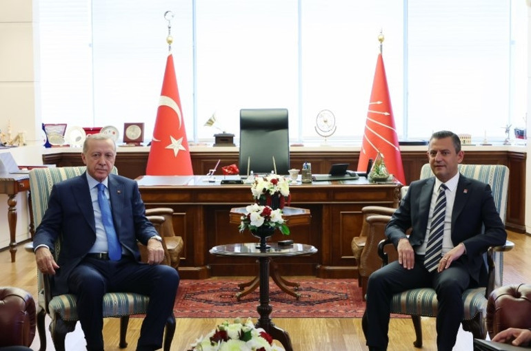 Son dakika haberi: Cumhurbaşkanı Erdoğandan CHPye ziyaret... Erdoğan, Özgür Özel ile görüştü: AK Partiden ilk açıklama
