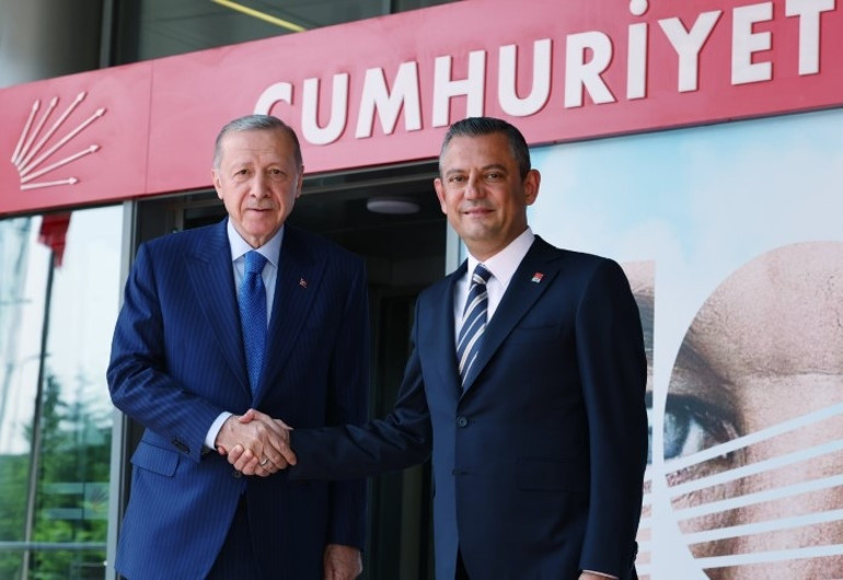 Son dakika haberi: Cumhurbaşkanı Erdoğandan CHPye ziyaret... Erdoğan, Özgür Özel ile görüştü: AK Partiden ilk açıklama